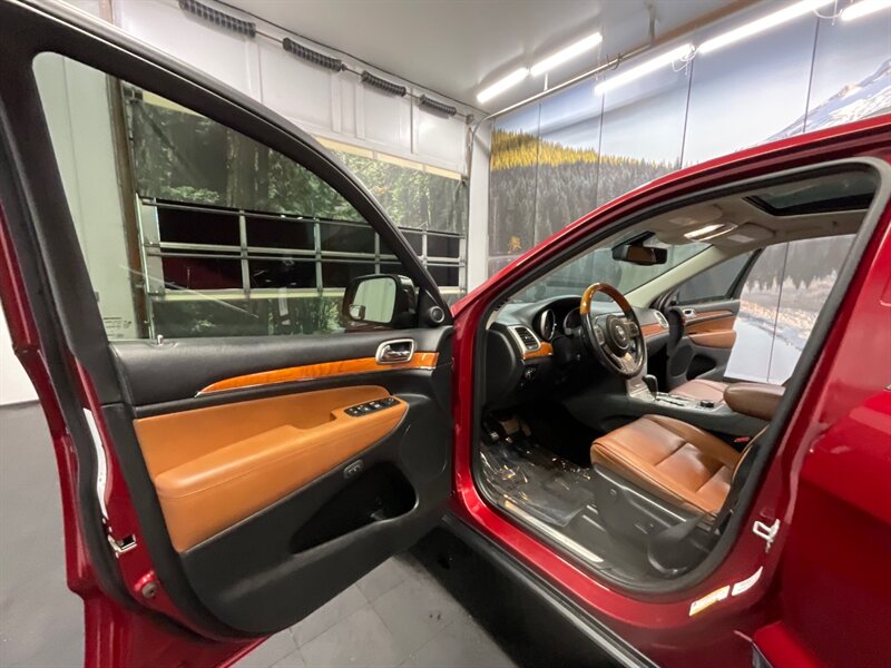 2012 Jeep Grand Cherokee Overland Sport Utility 4X4 / 5.7L V8 HEMI/ LOADED  Navigation & Backup Camera / Leather & Heated Seats / Sunroof / BRAND NEW TIRES - Photo 13 - Gladstone, OR 97027