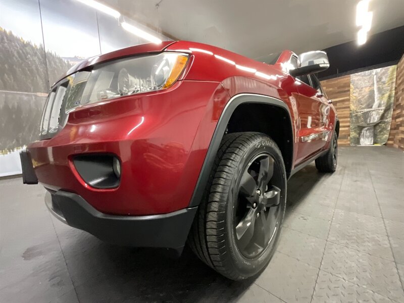 2012 Jeep Grand Cherokee Overland Sport Utility 4X4 / 5.7L V8 HEMI/ LOADED  Navigation & Backup Camera / Leather & Heated Seats / Sunroof / BRAND NEW TIRES - Photo 9 - Gladstone, OR 97027