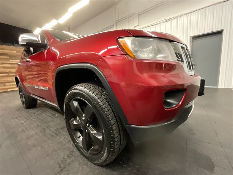 2012 Jeep Grand Cherokee Overland Sport Utility 4X4 / 5.7L V8 HEMI/ LOADED  Navigation & Backup Camera / Leather & Heated Seats / Sunroof / BRAND NEW TIRES - Photo 10 - Gladstone, OR 97027