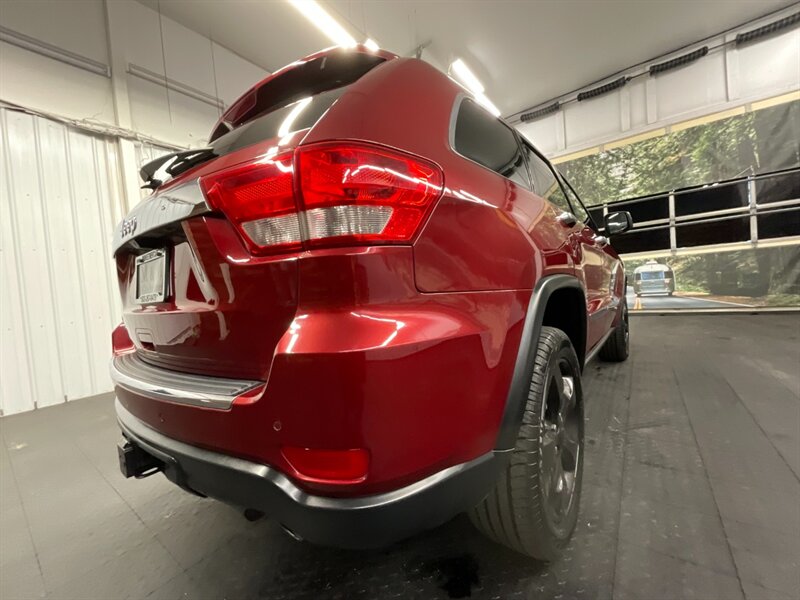 2012 Jeep Grand Cherokee Overland Sport Utility 4X4 / 5.7L V8 HEMI/ LOADED  Navigation & Backup Camera / Leather & Heated Seats / Sunroof / BRAND NEW TIRES - Photo 12 - Gladstone, OR 97027