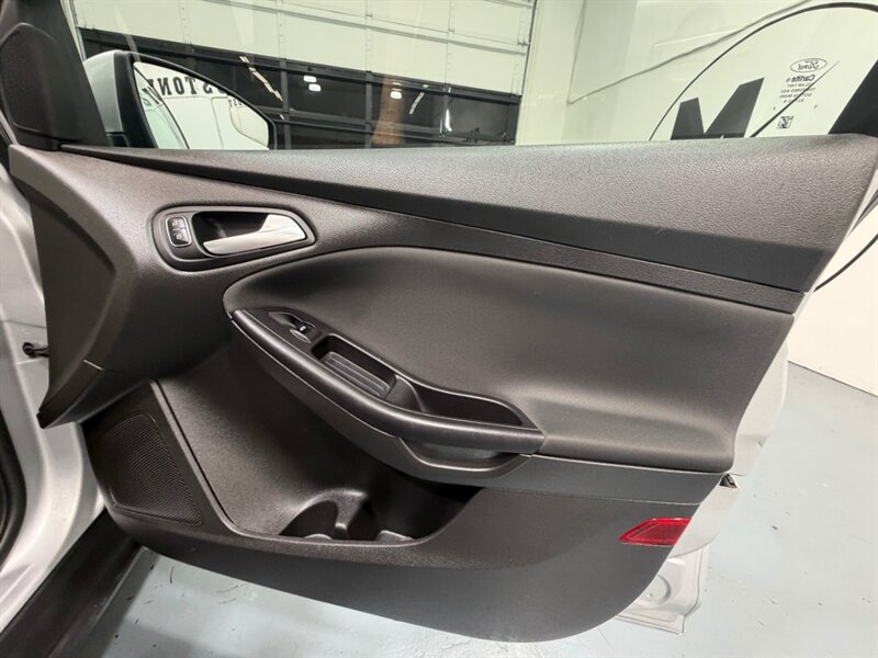 2015 Ford Focus SE 4dr Sedan / 2.0L 4Cyl / Backup Cam / Gas Saver / Local Car / ONLY 115k Miles - Photo 29 - Gladstone, OR 97027