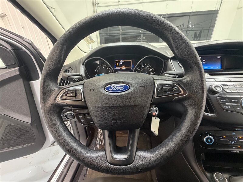 2015 Ford Focus SE 4dr Sedan / 2.0L 4Cyl / Backup Cam / Gas Saver / Local Car / ONLY 115k Miles - Photo 16 - Gladstone, OR 97027