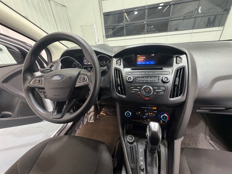 2015 Ford Focus SE 4dr Sedan / 2.0L 4Cyl / Backup Cam / Gas Saver / Local Car / ONLY 115k Miles - Photo 18 - Gladstone, OR 97027