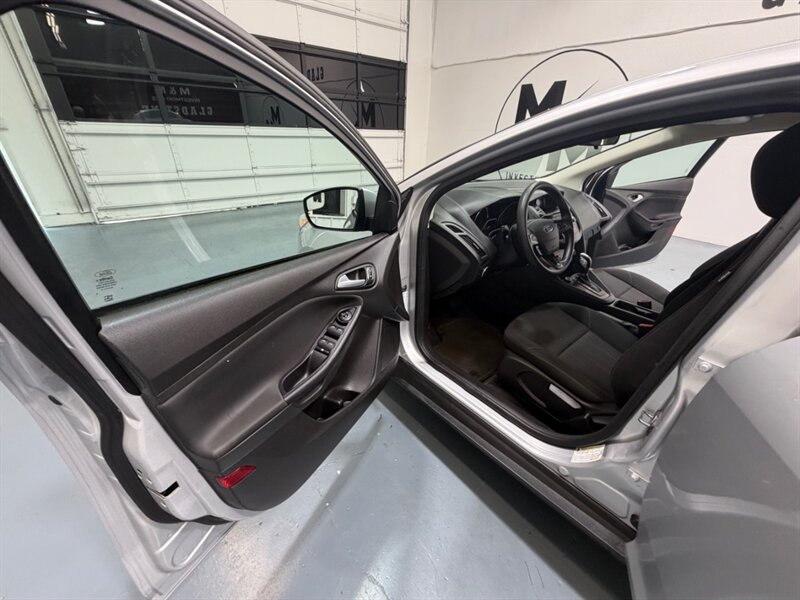 2015 Ford Focus SE 4dr Sedan / 2.0L 4Cyl / Backup Cam / Gas Saver / Local Car / ONLY 115k Miles - Photo 27 - Gladstone, OR 97027