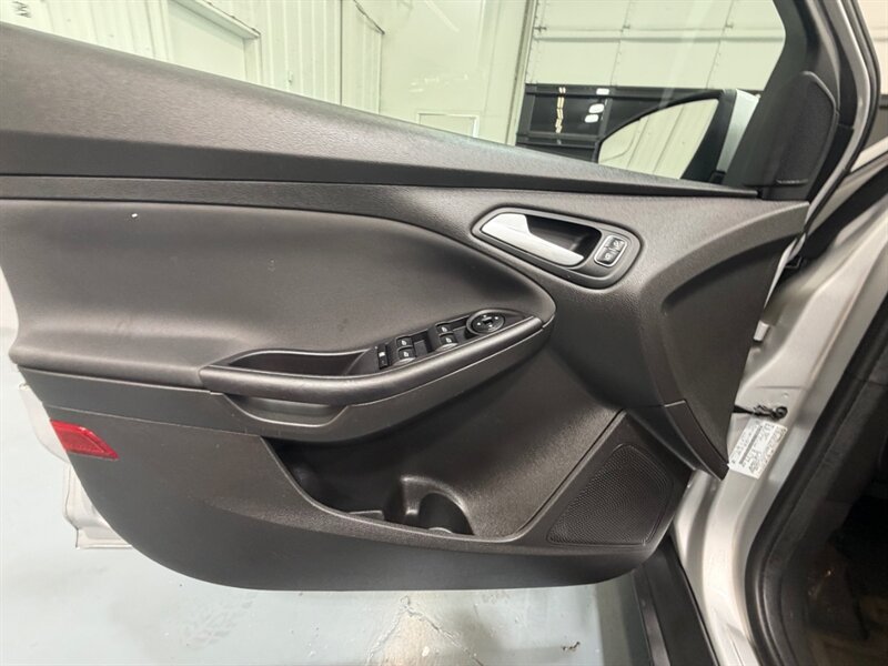 2015 Ford Focus SE 4dr Sedan / 2.0L 4Cyl / Backup Cam / Gas Saver / Local Car / ONLY 115k Miles - Photo 28 - Gladstone, OR 97027