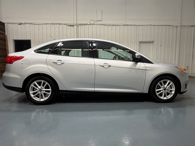 2015 Ford Focus SE 4dr Sedan / 2.0L 4Cyl / Backup Cam / Gas Saver / Local Car / ONLY 115k Miles - Photo 4 - Gladstone, OR 97027