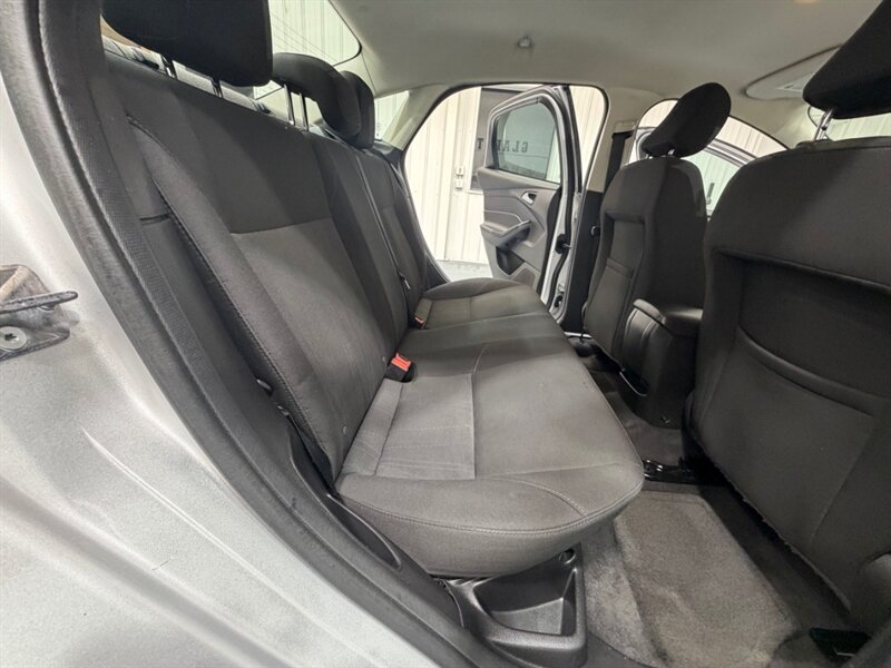 2015 Ford Focus SE 4dr Sedan / 2.0L 4Cyl / Backup Cam / Gas Saver / Local Car / ONLY 115k Miles - Photo 13 - Gladstone, OR 97027