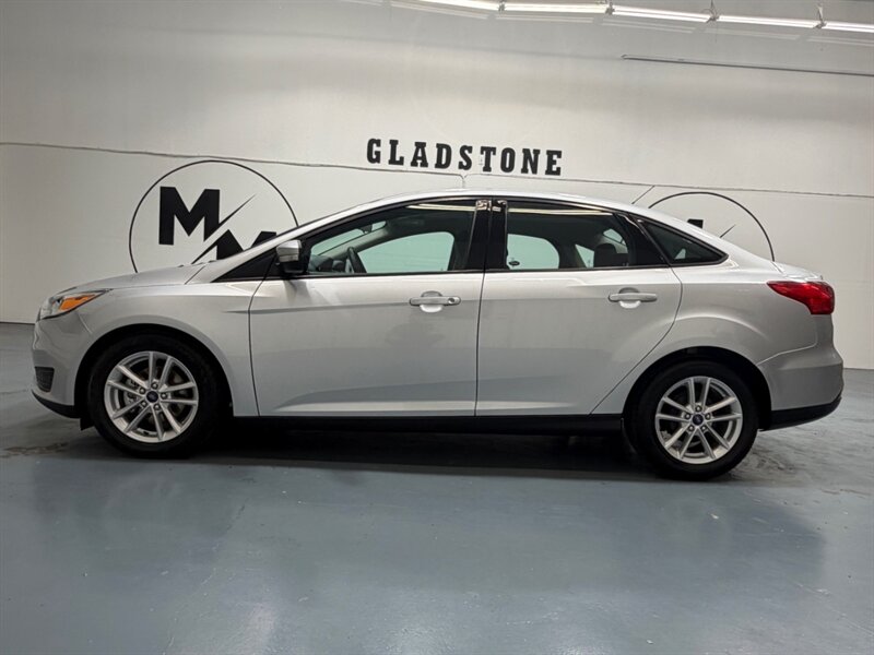 2015 Ford Focus SE 4dr Sedan / 2.0L 4Cyl / Backup Cam / Gas Saver / Local Car / ONLY 115k Miles - Photo 3 - Gladstone, OR 97027