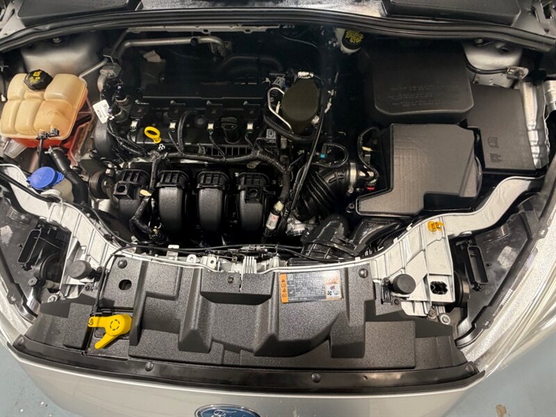 2015 Ford Focus SE 4dr Sedan / 2.0L 4Cyl / Backup Cam / Gas Saver / Local Car / ONLY 115k Miles - Photo 10 - Gladstone, OR 97027