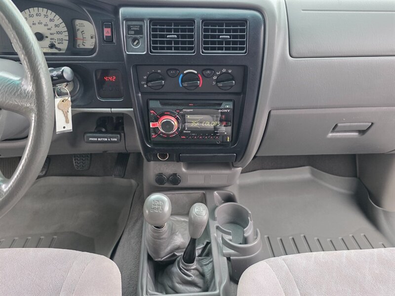 2002 Toyota Tacoma 4X4 / 5-SPEED MANUAL / 4-CYL 2.7 L / LIFTED XTRA CAB / NEW TIRES / 162K MILES - Photo 18 - Portland, OR 97217