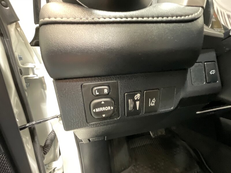 2017 Toyota RAV4 Hybrid Limited AWD / 1-OWNER LOCAL / LOADED / Sunroof / Leather Heated seats / Navigation & Camera / Power Tail Gate - Photo 15 - Gladstone, OR 97027
