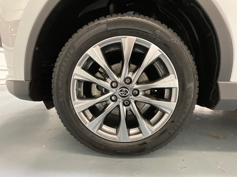 2017 Toyota RAV4 Hybrid Limited AWD / 1-OWNER LOCAL / LOADED / Sunroof / Leather Heated seats / Navigation & Camera / Power Tail Gate - Photo 23 - Gladstone, OR 97027
