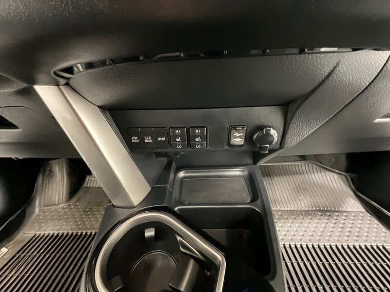 2017 Toyota RAV4 Hybrid Limited AWD / 1-OWNER LOCAL / LOADED / Sunroof / Leather Heated seats / Navigation & Camera / Power Tail Gate - Photo 16 - Gladstone, OR 97027