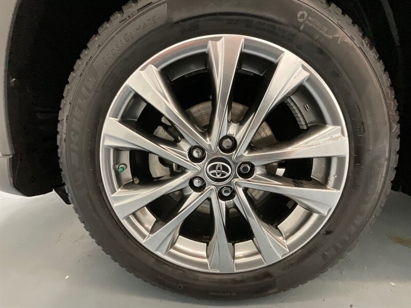2017 Toyota RAV4 Hybrid Limited AWD / 1-OWNER LOCAL / LOADED / Sunroof / Leather Heated seats / Navigation & Camera / Power Tail Gate - Photo 47 - Gladstone, OR 97027