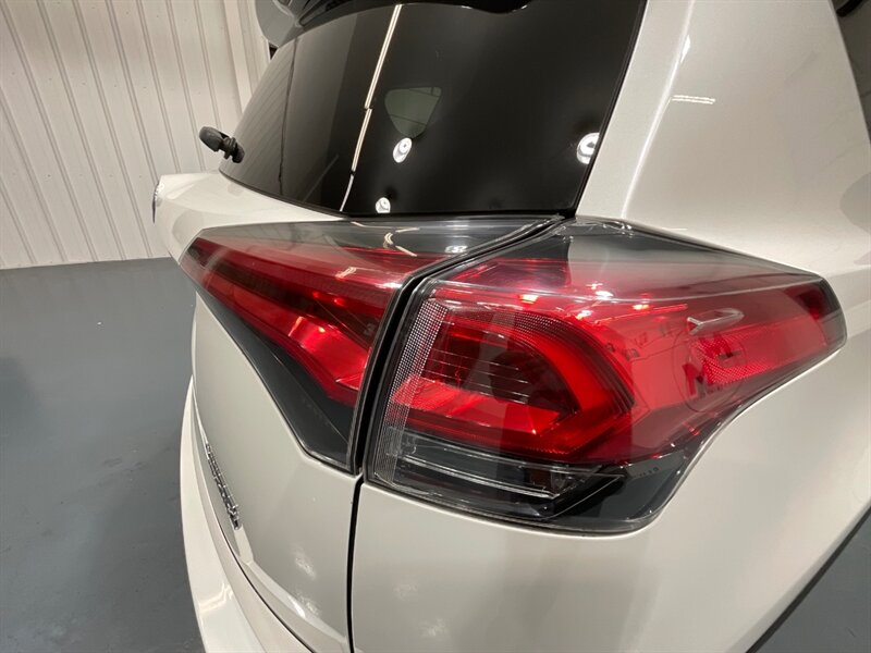 2017 Toyota RAV4 Hybrid Limited AWD / 1-OWNER LOCAL / LOADED / Sunroof / Leather Heated seats / Navigation & Camera / Power Tail Gate - Photo 29 - Gladstone, OR 97027