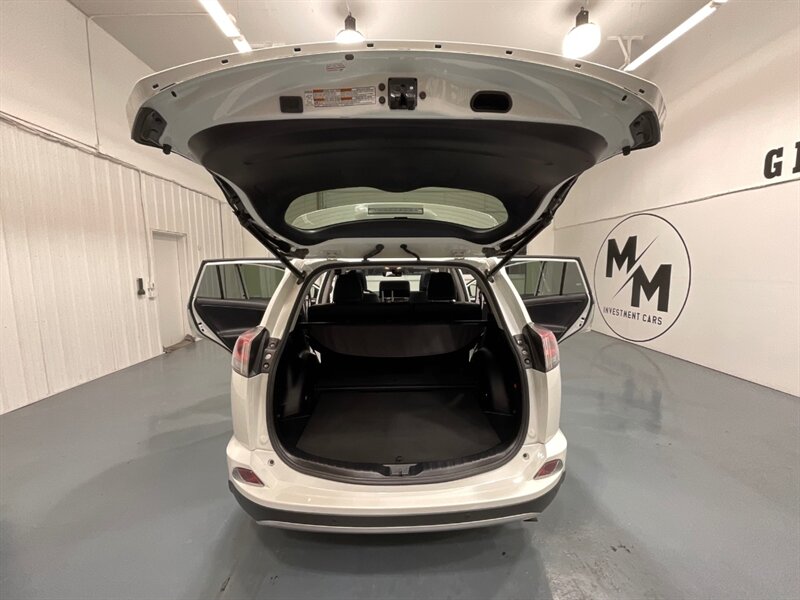 2017 Toyota RAV4 Hybrid Limited AWD / 1-OWNER LOCAL / LOADED / Sunroof / Leather Heated seats / Navigation & Camera / Power Tail Gate - Photo 30 - Gladstone, OR 97027