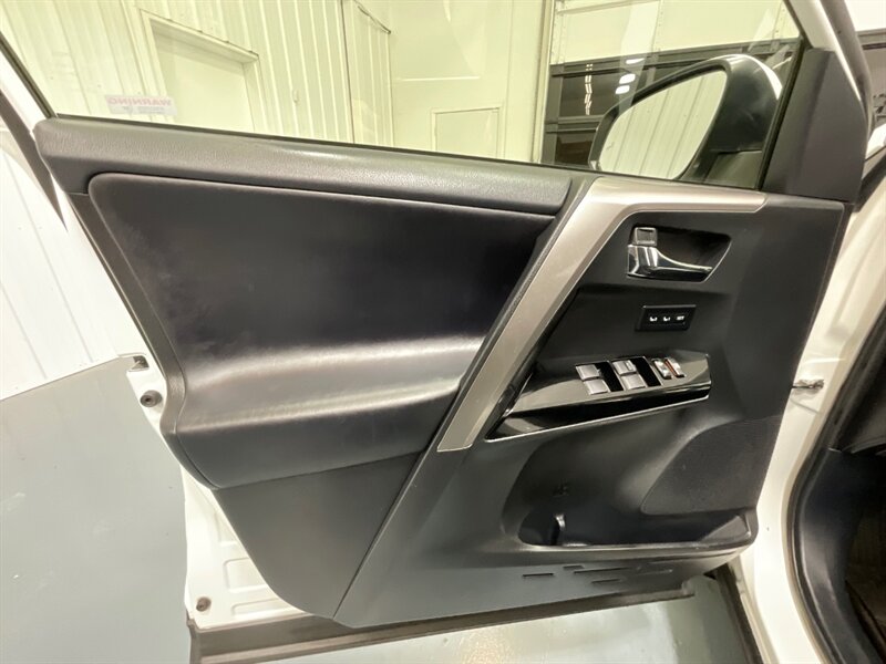 2017 Toyota RAV4 Hybrid Limited AWD / 1-OWNER LOCAL / LOADED / Sunroof / Leather Heated seats / Navigation & Camera / Power Tail Gate - Photo 35 - Gladstone, OR 97027