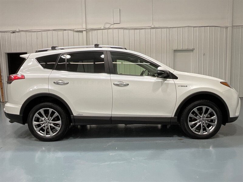 2017 Toyota RAV4 Hybrid Limited AWD / 1-OWNER LOCAL / LOADED / Sunroof / Leather Heated seats / Navigation & Camera / Power Tail Gate - Photo 4 - Gladstone, OR 97027