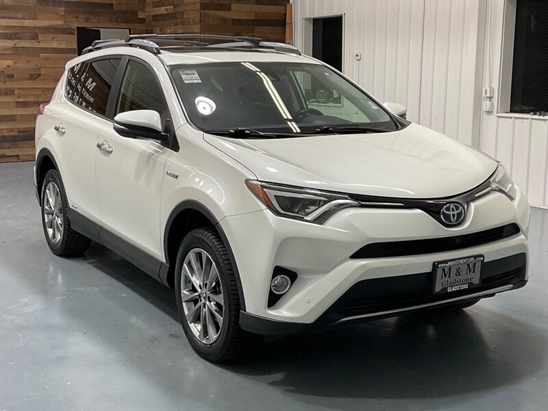 2017 Toyota RAV4 Hybrid Limited AWD / 1-OWNER LOCAL / LOADED / Sunroof / Leather Heated seats / Navigation & Camera / Power Tail Gate - Photo 2 - Gladstone, OR 97027