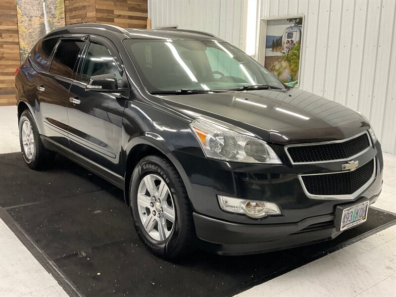 2012 Chevrolet Traverse LT Sport Utility AWD / 3RD ROW SEAT   - Photo 2 - Gladstone, OR 97027