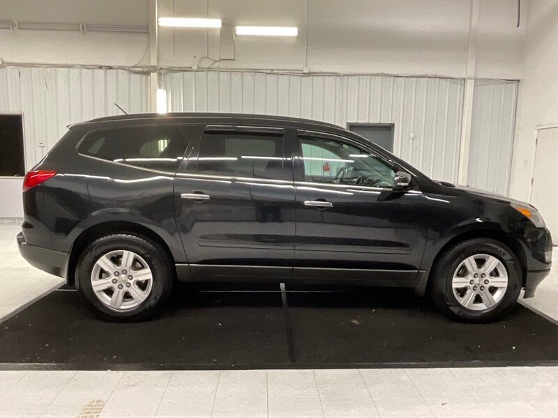 2012 Chevrolet Traverse LT Sport Utility AWD / 3RD ROW SEAT   - Photo 4 - Gladstone, OR 97027