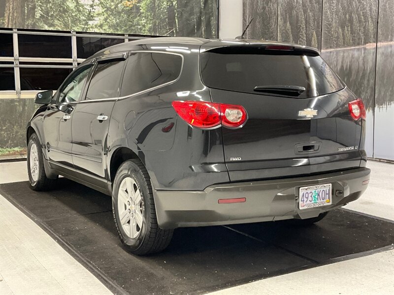 2012 Chevrolet Traverse LT Sport Utility AWD / 3RD ROW SEAT   - Photo 8 - Gladstone, OR 97027