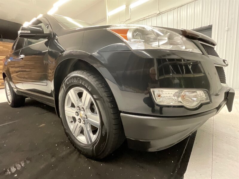 2012 Chevrolet Traverse LT Sport Utility AWD / 3RD ROW SEAT   - Photo 20 - Gladstone, OR 97027