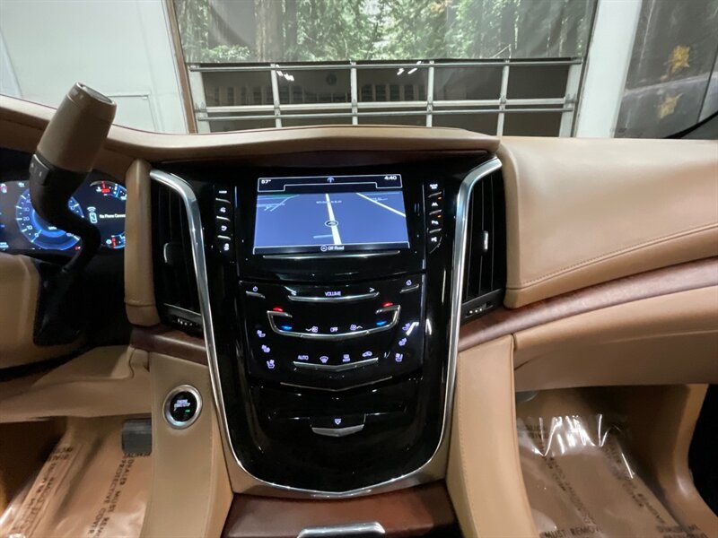 2017 Cadillac Escalade Platinum Sport Utility 4WD / 1-OWNER / NEW TIRES  FULLY LOADED / Leather , Heated & Cooled Seats / DVD Player / LOCAL OREGON SUV / SHARP & CLEAN!! - Photo 19 - Gladstone, OR 97027