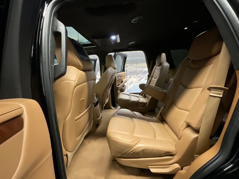 2017 Cadillac Escalade Platinum Sport Utility 4WD / 1-OWNER / NEW TIRES  FULLY LOADED / Leather , Heated & Cooled Seats / DVD Player / LOCAL OREGON SUV / SHARP & CLEAN!! - Photo 13 - Gladstone, OR 97027