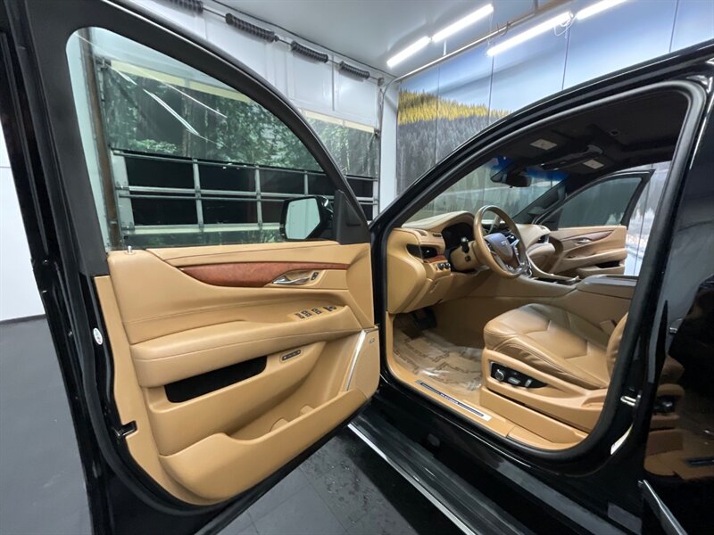 2017 Cadillac Escalade Platinum Sport Utility 4WD / 1-OWNER / NEW TIRES  FULLY LOADED / Leather , Heated & Cooled Seats / DVD Player / LOCAL OREGON SUV / SHARP & CLEAN!! - Photo 11 - Gladstone, OR 97027