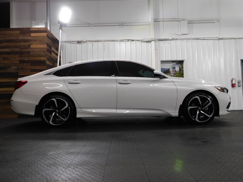 2020 Honda Accord Sedan / Backup Camera / ONLY 5,000 MILES   - Photo 4 - Gladstone, OR 97027