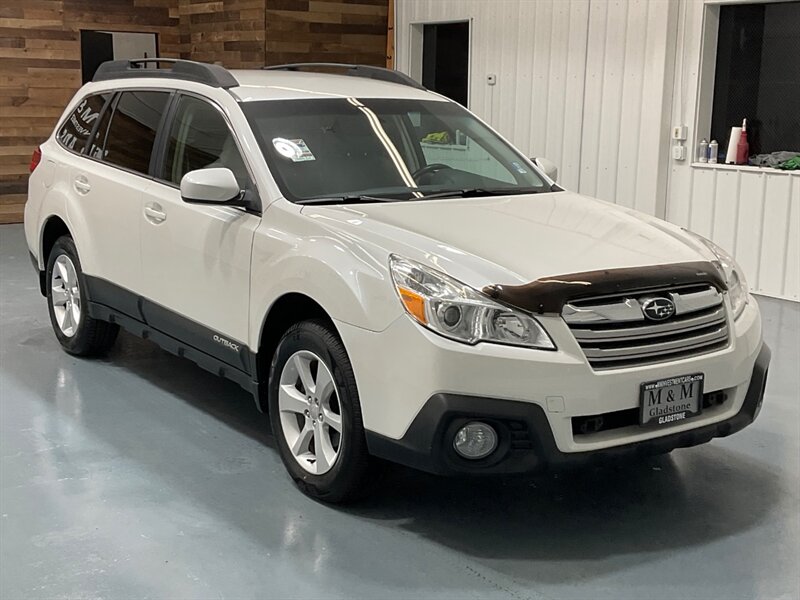 2014 Subaru Outback 2.5i Premium Leather Heated Seats / 5-SPEED MANUAL  / LOCAL CAR - Photo 2 - Gladstone, OR 97027