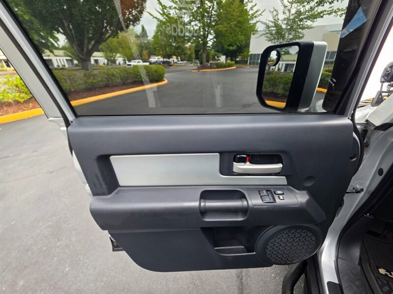 2008 Toyota FJ Cruiser 4X4 V6 / REAR DIFFERENTIAL LOCKER / BLUE-TOOTH / RACELINE WHEELS / NEW TIRES / LIFTED / SERVICE RECORDS / ZERO RUST - Photo 47 - Portland, OR 97217