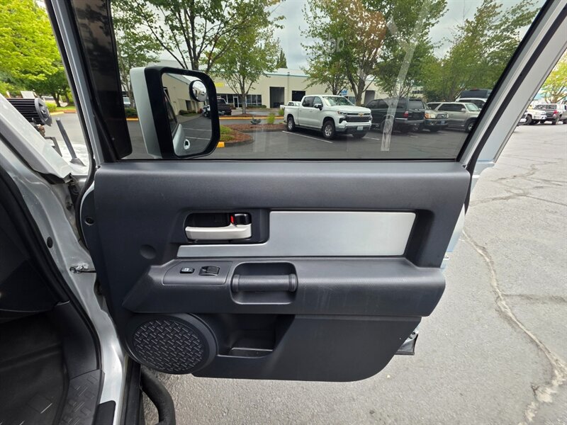 2008 Toyota FJ Cruiser 4X4 V6 / REAR DIFFERENTIAL LOCKER / BLUE-TOOTH / RACELINE WHEELS / NEW TIRES / LIFTED / SERVICE RECORDS / ZERO RUST - Photo 48 - Portland, OR 97217