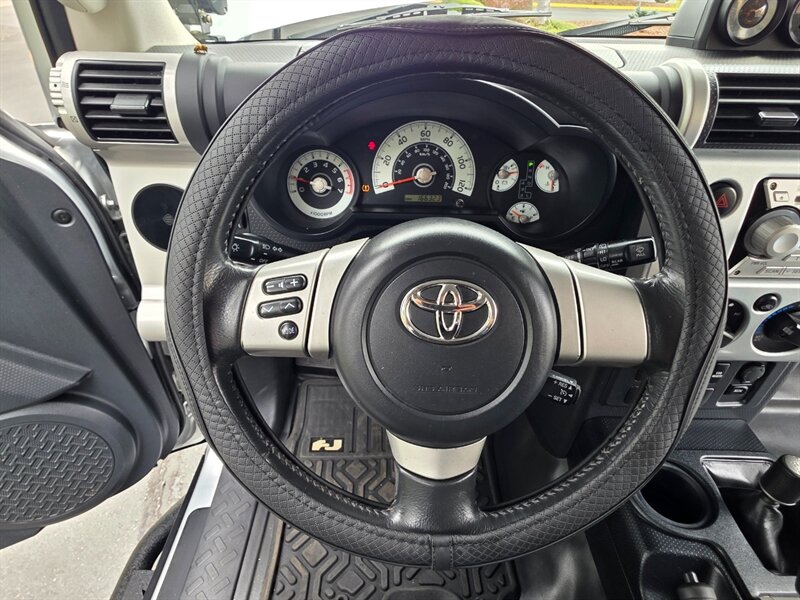 2008 Toyota FJ Cruiser 4X4 V6 / REAR DIFFERENTIAL LOCKER / BLUE-TOOTH / RACELINE WHEELS / NEW TIRES / LIFTED / SERVICE RECORDS / ZERO RUST - Photo 38 - Portland, OR 97217