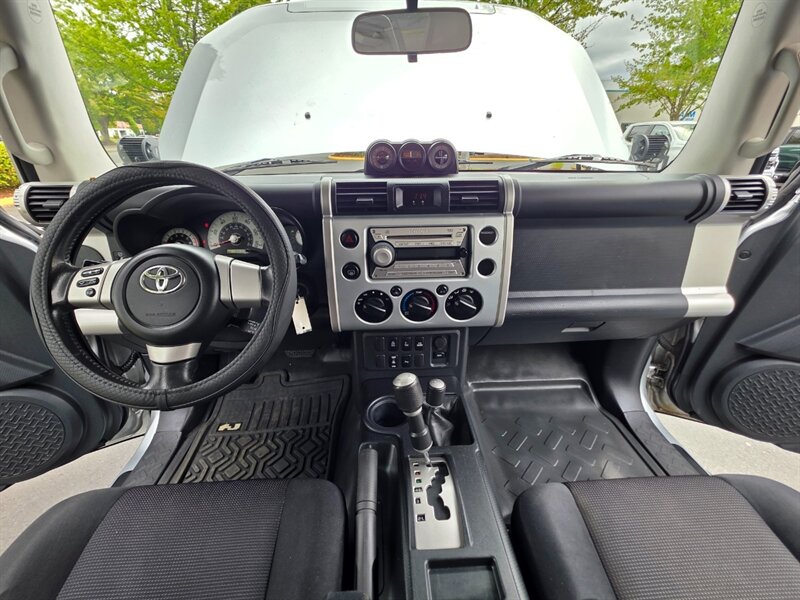 2008 Toyota FJ Cruiser 4X4 V6 / REAR DIFFERENTIAL LOCKER / BLUE-TOOTH / RACELINE WHEELS / NEW TIRES / LIFTED / SERVICE RECORDS / ZERO RUST - Photo 17 - Portland, OR 97217