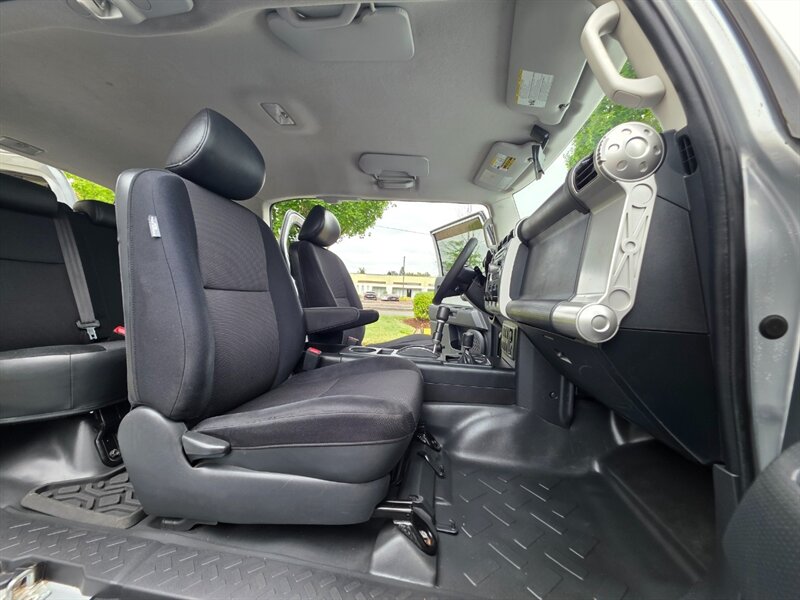 2008 Toyota FJ Cruiser 4X4 V6 / REAR DIFFERENTIAL LOCKER / BLUE-TOOTH / RACELINE WHEELS / NEW TIRES / LIFTED / SERVICE RECORDS / ZERO RUST - Photo 14 - Portland, OR 97217
