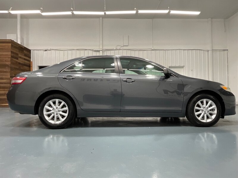 2010 Toyota Camry XLE V6 / Leather Heated Seats / Sunroof /NEW TIRES  / ZERO RUST - Photo 4 - Gladstone, OR 97027