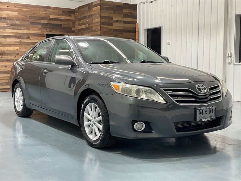 2010 Toyota Camry XLE V6 / Leather Heated Seats / Sunroof /NEW TIRES  / ZERO RUST - Photo 2 - Gladstone, OR 97027