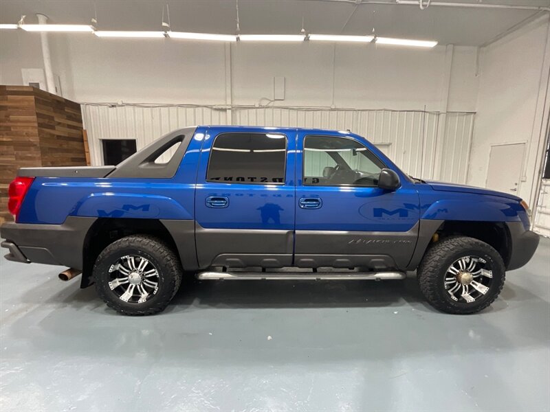 2003 Chevrolet Avalanche 2500 Sport Utility Pickup 4X4 / 8.1L V8 /LOW MILES  / Leather w. Heated Seats / Rear DVD Player / ZERO RUST - Photo 4 - Gladstone, OR 97027