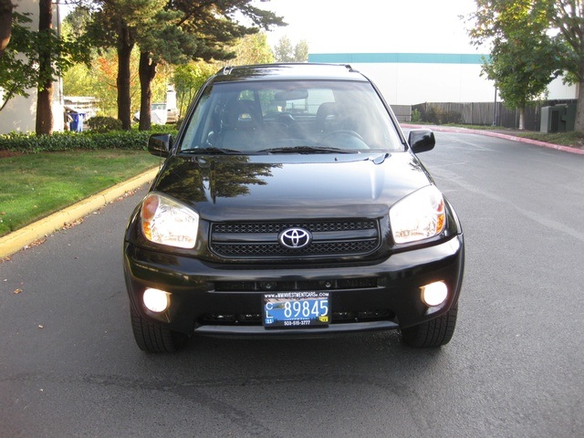 2005 Toyota RAV4 L 4WD 4-cyl Automatic / Moon Roof / Sharp!   - Photo 2 - Portland, OR 97217