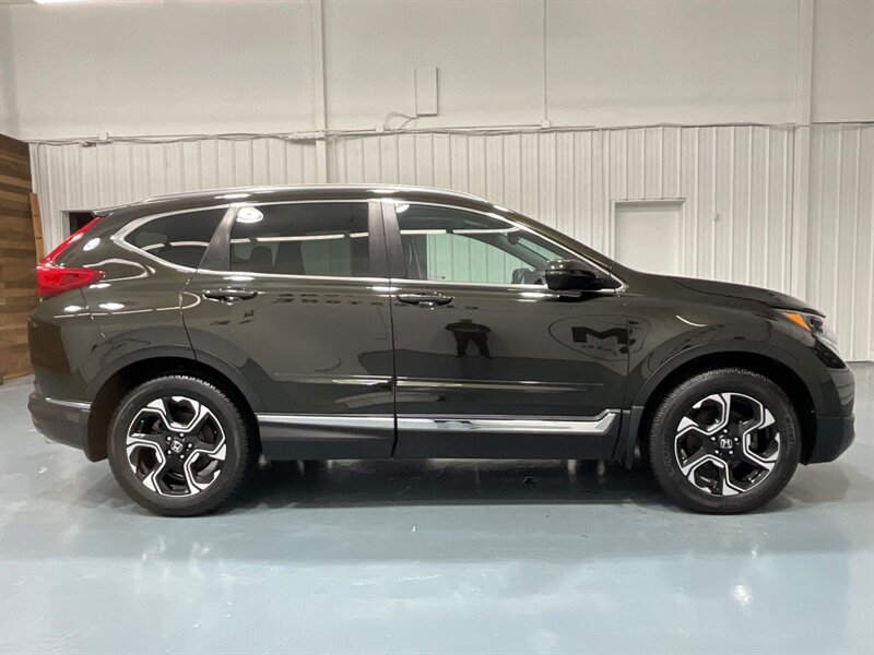 2017 Honda CR-V Touring Sport Utility AWD / Leather / Navigation  / Camera / Blind Spot alert / Local AUV - Photo 4 - Gladstone, OR 97027