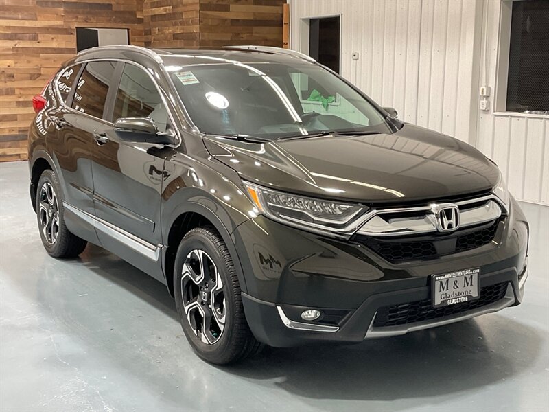 2017 Honda CR-V Touring Sport Utility AWD / Leather / Navigation  / Camera / Blind Spot alert / Local AUV - Photo 2 - Gladstone, OR 97027