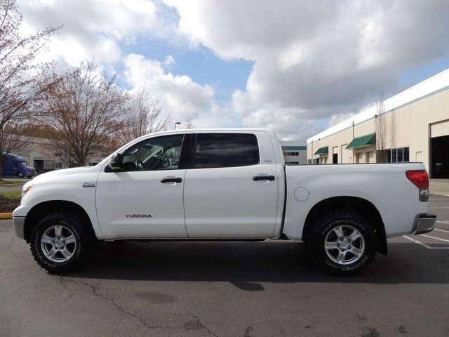 2007 Toyota Tundra SR5 / CrewMax / 4X4 / 5.7L / LIFTED/ 1-Owner   - Photo 3 - Portland, OR 97217