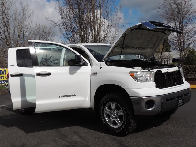 2007 Toyota Tundra SR5 / CrewMax / 4X4 / 5.7L / LIFTED/ 1-Owner   - Photo 32 - Portland, OR 97217