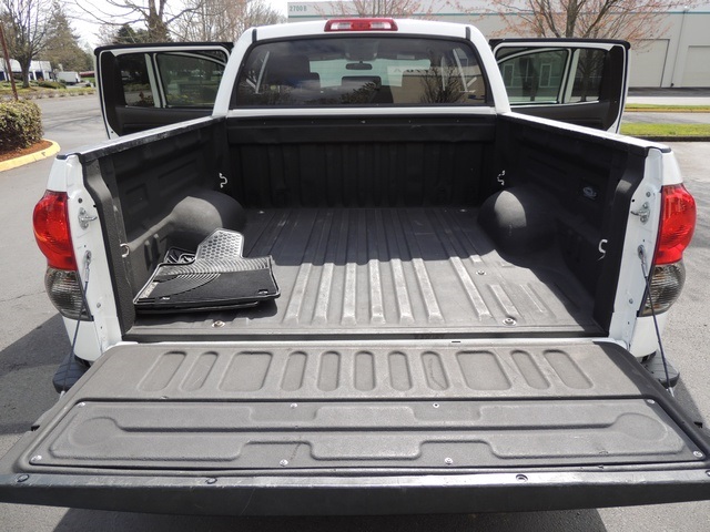 2007 Toyota Tundra SR5 / CrewMax / 4X4 / 5.7L / LIFTED/ 1-Owner   - Photo 29 - Portland, OR 97217