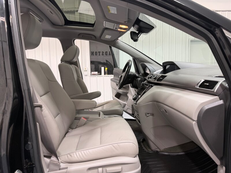 2016 Honda Odyssey EX-L 8-Passenger w/ Camera / DVD / NEW TIRES / Leather w. Heated Seats / LOW MILES - Photo 15 - Gladstone, OR 97027