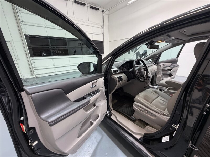2016 Honda Odyssey EX-L 8-Passenger w/ Camera / DVD / NEW TIRES / Leather w. Heated Seats / LOW MILES - Photo 30 - Gladstone, OR 97027