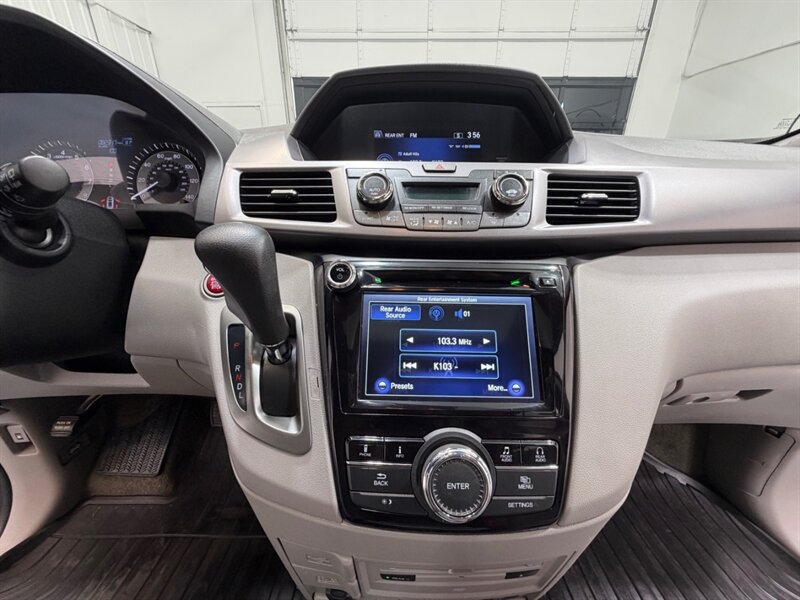 2016 Honda Odyssey EX-L 8-Passenger w/ Camera / DVD / NEW TIRES / Leather w. Heated Seats / LOW MILES - Photo 18 - Gladstone, OR 97027