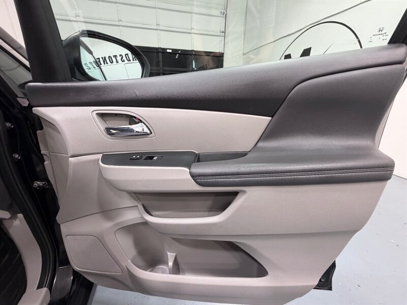 2016 Honda Odyssey EX-L 8-Passenger w/ Camera / DVD / NEW TIRES / Leather w. Heated Seats / LOW MILES - Photo 32 - Gladstone, OR 97027